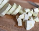 Une image de l'étape 2 de Saucisses végétariennes mijotées aux aubergines.