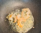 Hình bước làm 2 của món Bí ngòi xào tôm 🍤