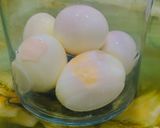 Hình bước làm 1 của món Trứng ngâm tương trộn mì