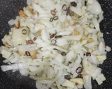 Foto del paso 5 de la receta: Merluza en Salsa Marinera Con Patatitas y Zanahorias Hervidas Aliñadas en Aceite de Albahaca