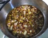 Une image de l'étape 7 de Marinade pour gibier aux cranberries, oignon, thym, vin rouge, échalotes et citron.