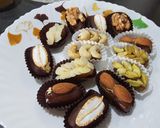 صورة لخطوة 1 من وصفة تمر محشي بزبدة الفول السوداني للمناسبات 🍫