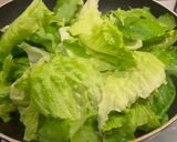 Foto del passaggio 3 della ricetta Riso basmati,con lattuga saltata e filetti di tacchino croccanti
