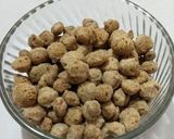 A picture of step 1 of Soya granules curry.
