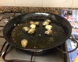 A picture of step 5 of Easy Fideuá with Clams.