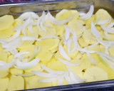 Foto del paso 1 de la receta: Salchichas frescas con Patatas al horno!😋🥔🍴