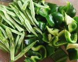 Hình bước làm 2 của món Thịt bò xào ớt chuông xanh và đậu ve