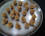A picture of step 5 of Flower Namkin.