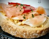 Foto del paso 5 de la receta: Montadito de salmón ahumado con huevo cocido y hueva de maruca