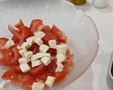 Foto del paso 2 de la receta: Ensalada de Tomate, Sardinas enlatadas y Quesitos