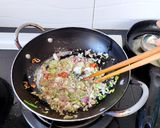 Hình bước làm 3 của món Mì Căn Xào Sả Ớt
