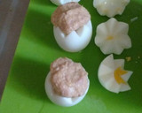 Foto del paso 7 de la receta: Huevos rellenos de atún (pollitos saliendo del cascarón)👍💕🐣🐣