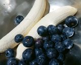 बनाना एंड ब्लूबेरी स्मूदी (Banana and blueberry smoothie recipe in hindi) रेसिपी चरण 1 फोटो