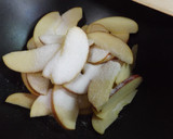 Foto del paso 1 de la receta: Manzanas caramelizadas con vino dulce, semillas y especias