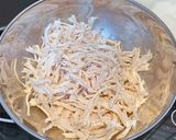 A picture of step 2 of Shredded Chicken Scallion Oil Noodles.