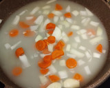 Foto del paso 2 de la receta: Caldo de pollo con fideos, zanahoria, cebolla y huevo cocido