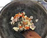 Foto langkah ke 4 dari resep Tumis daun Pepaya bakso untuk Diet.