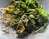 Gambar langkah 1 resipi Tumis Kicap Bayam Taugeh.