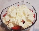 Foto del paso 2 de la receta: Fresas con cuajada, salsa de chocolate y almendras
