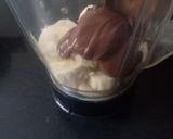 A picture of step 2 of Banana and nutella milk shake.