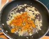 Une image de l'étape 2 de Poulet au curry et au lait de coco.