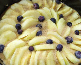 Foto del paso 2 de la receta: Torta integral de manzanas y arándanos