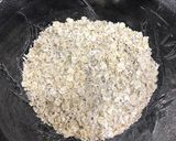 A picture of step 2 of Tawa oats pancake.