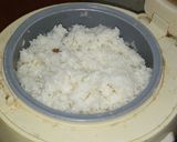 Foto langkah ke 4 dari resep Tumpeng mini nasi uduk simple magicom.