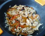 Foto del paso 4 de la receta: Chow mein de pollo (fideos chinos fritos con pollo)