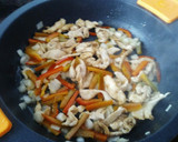 Foto del paso 4 de la receta: Chow mein de pollo (fideos chinos fritos con pollo)