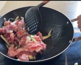 Foto del paso 1 de la receta: Cerdo con orégano al wok