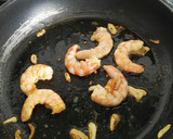 Foto del paso 6 de la receta: Almejas y langostinos con guisantes en salsa picante