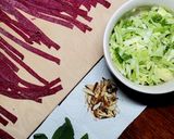 Buraczane tagliatelle z młodą kapustą, szałwią i migdałami krok przepisu 3 zdjęcie