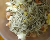 Foto del paso 3 de la receta: Gulas con gambas y huevo cocido