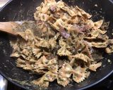 Une image de l'étape 6 de Farfalles bicolores à la crème de cèpes, jambon cru et parmesan.