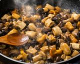 Foto del passaggio 3 della ricetta Scaloppine di vitello ai funghi misti