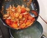 Hình bước làm 2 của món Lẩu chua cay xúc xích kim chi 🍜🐙🦀🌳