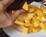 Hình bước làm 1 của món Sinh tố xoài