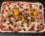 Pizza magyarosan (tükörtojással, kolbásszal, szalonnával... hm...) recept fázis 3 fotója