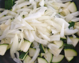 Foto del paso 2 de la receta: Empanadillas de calabacín y cebolla