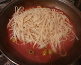 Foto del paso 6 de la receta: Tallarines en salsa de tomate y olivas sabor anchoas