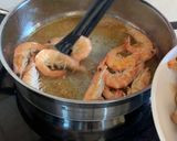 Foto del paso 2 de la receta Alitas de pollo con langostinos y shiitake