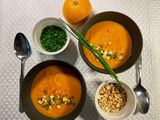 MÖHREN-INGWER SUPPE MIT LIMETTEN-KNOBLAUCH-ÖL, GERÖSTETEN CASHEWKERNEN UND SCHNITTLAUCH