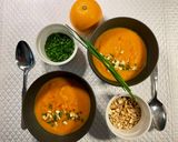 MÖHREN-INGWER SUPPE MIT LIMETTEN-KNOBLAUCH-ÖL, GERÖSTETEN CASHEWKERNEN UND SCHNITTLAUCH Rezeptschritt 3 Foto