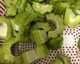 Hình bước làm 1 của món Da cá sấu (khổ qua) kho tiêu