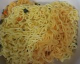 Hình bước làm 1 của món Mì Gói chiên trứng (Pizza mì gói). 🍕👍