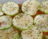 Foto del paso 2 de la receta: Merluza al horno en cama de zanahoria, zapallitos y cebolla caramelizada