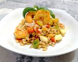 Foto del passaggio 4 della ricetta Insalata di orzo, gamberetti e zucchine