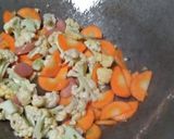 Foto langkah ke 3 dari resep Tumis Sayur Sosis.