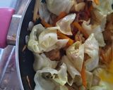 Foto langkah ke 2 dari resep Mie Goreng Sayur Dobel Protein.